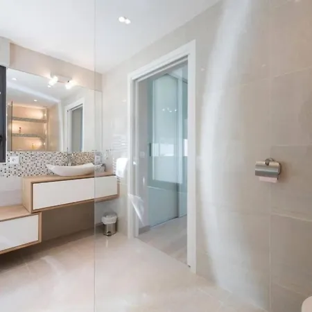 Spacious House With Pool - Near *