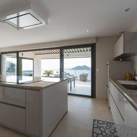 Spacious House With Pool - Near