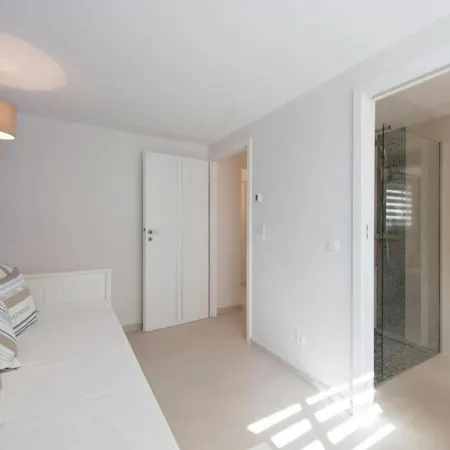펜션 Spacious House With Pool - Near Saint-Raphaël